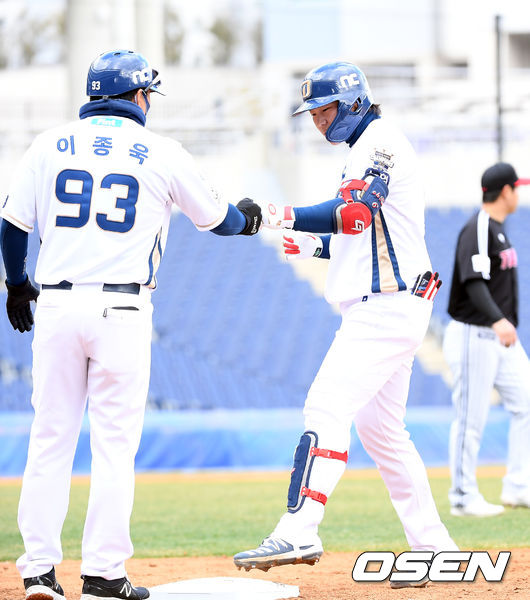 2회말 NC 김찬형이 선제 적시타를 때려낸 뒤 이종욱 코치와 기뻐하고 있다. /cej@osen.co.kr