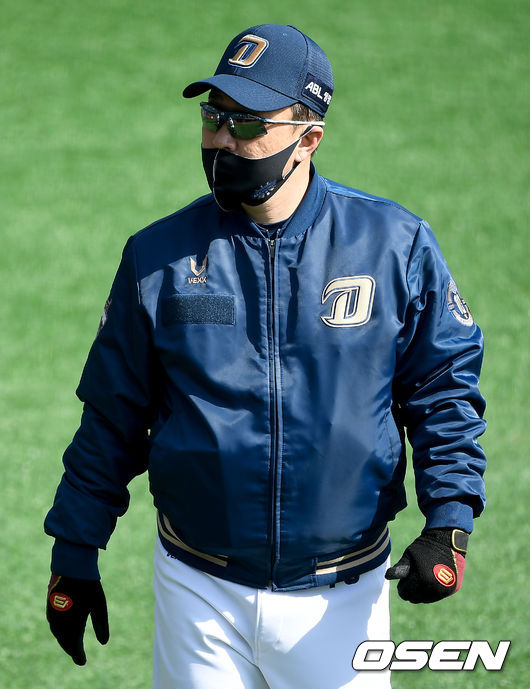 10일 오전 NC 다이노스가 창원 마산야구장에서 2021 스프링캠프 훈련을 가졌다. NC 이동욱 감독이 훈련을 지켜보고 있다./ksl0919@osen.co.kr