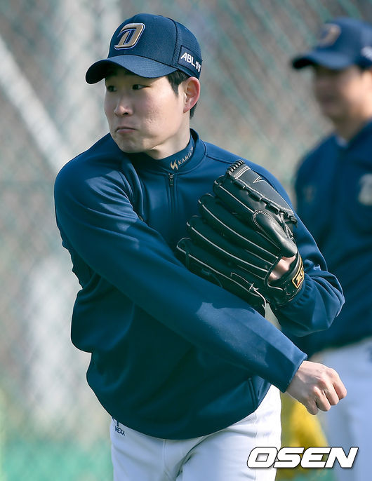 10일 오전 NC 다이노스가 창원 마산야구장에서 2021 스프링캠프 훈련을 가졌다. NC 이재학이 캐치볼 훈련을 하고 있다./ksl0919@osen.co.kr