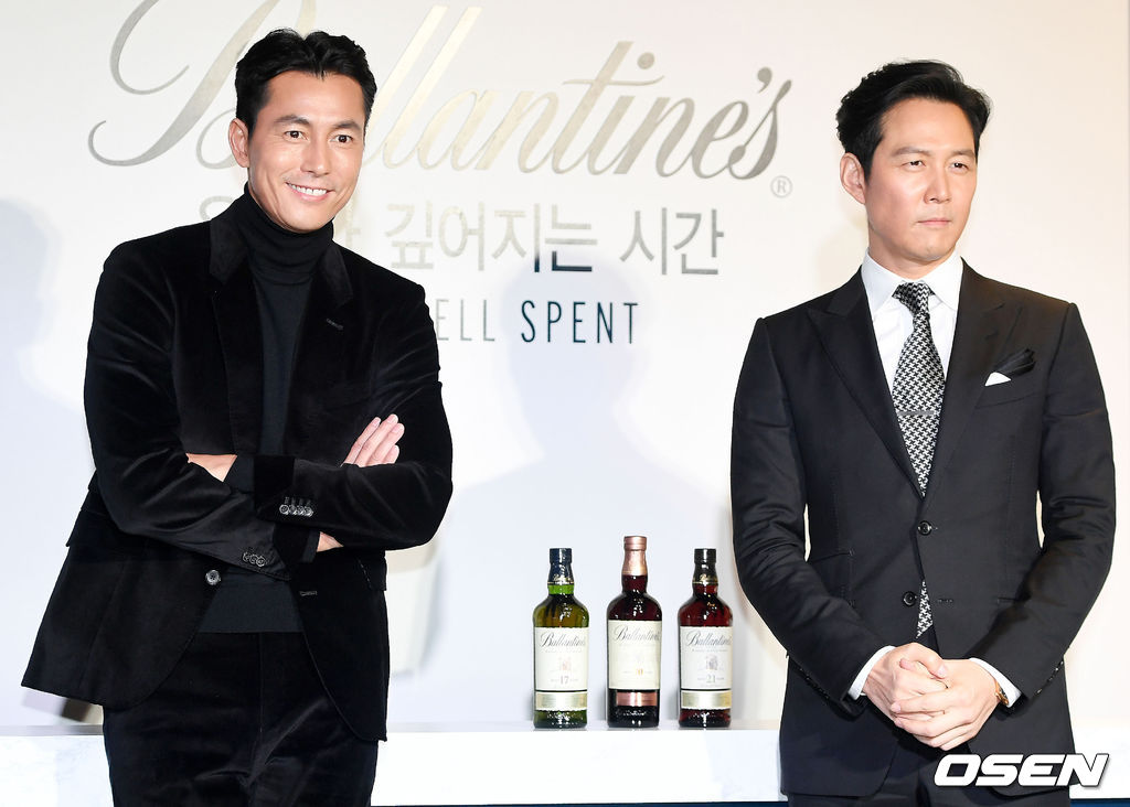 [OSEN DB]행사에 참석한 정우성과 이정재가 포즈를 취하고 있다. /photo@osen.co.kr