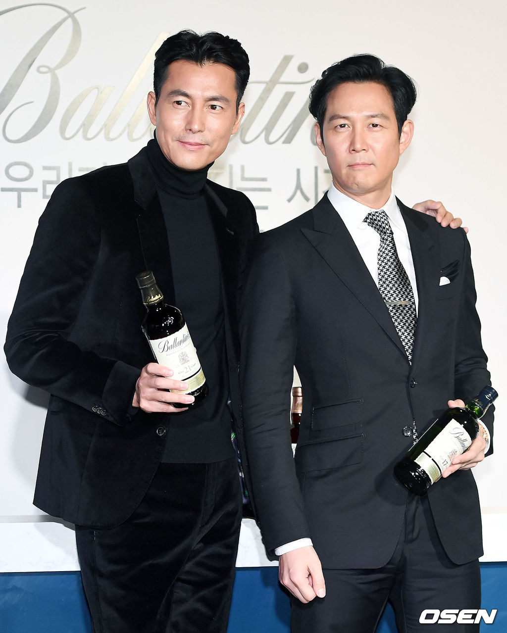 [OSEN DB]행사에 참석한 정우성과 이정재가 포즈를 취하고 있다. /photo@osen.co.kr