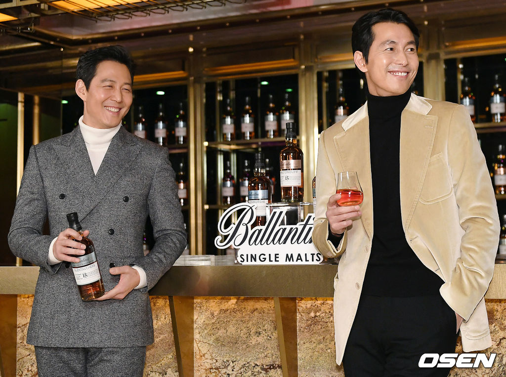 [OSEN DB]행사에 참석한 정우성과 이정재가 포즈를 취하고 있다. /photo@osen.co.kr