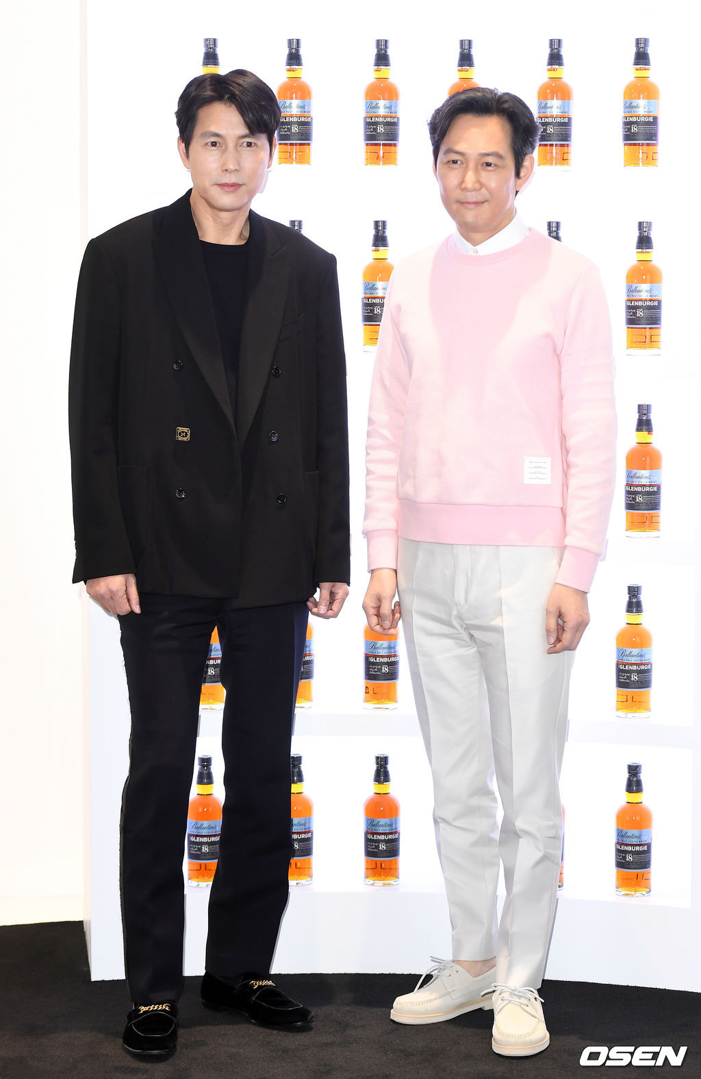 행사에 참석한 정우성과 이정재가 포즈를 취하고 있다. /sunday@osen.co.kr