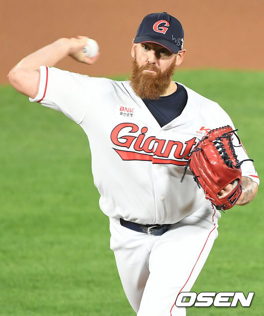 13일 오후 부산 사직야구장에서 ‘2020 신한은행 SOL KBO리그’ 롯데 자이언츠와 LG 트윈스의 경기가 열렸다.1회초 롯데 선발 스트레일리가 마운드에 올라 힘차게 공을 뿌리고 있다./ksl0919@osen.co.kr