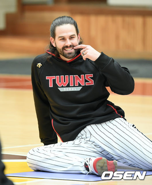 LG 트윈스가 14일 경기도 이천시 LG챔피언스파크에서 2021시즌을 준비하는 스프링캠프를 차리고 담금질에 나섰다.LG 켈리가 웜업을 하고 있다. /cej@osen.co.kr