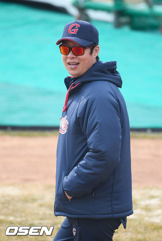 롯데 허문회 감독이 미소 지으며 선수들의 훈련을 지켜보고 있다. / soul1014@osen.co.kr