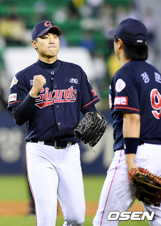 연장 10회말 무사 1,2루 롯데 구승민이 LG 채은성을 상대로 병살을 만들어낸 뒤 기뻐하고 있다. /youngrae@osen.co.kr