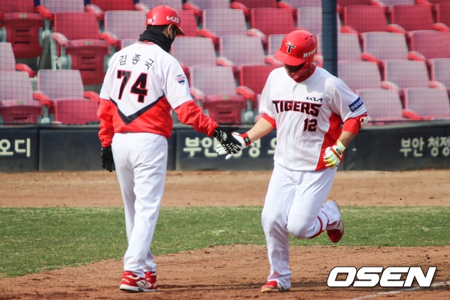 KIA 백용환이 8회 좌월 투런홈런을 날리고 3루를 돌고 있다./KIA 타이거즈 제공.