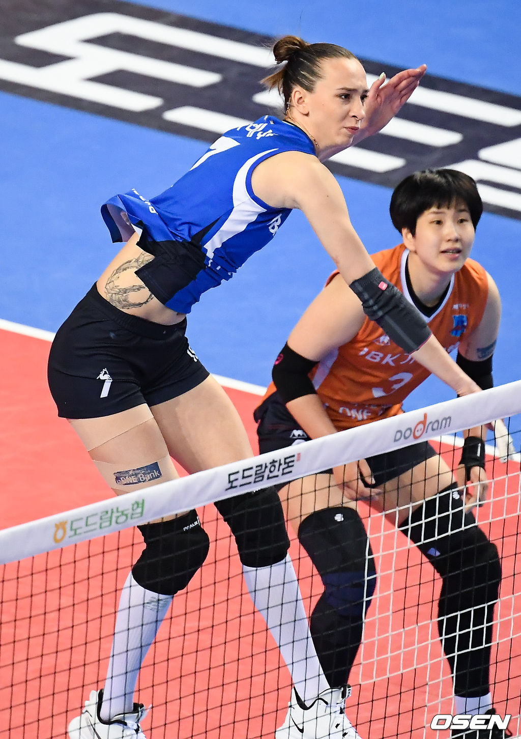 1세트 IBK기업은행 라자레바가 강타를 날리고 있다. / soul1014@osen.co.kr