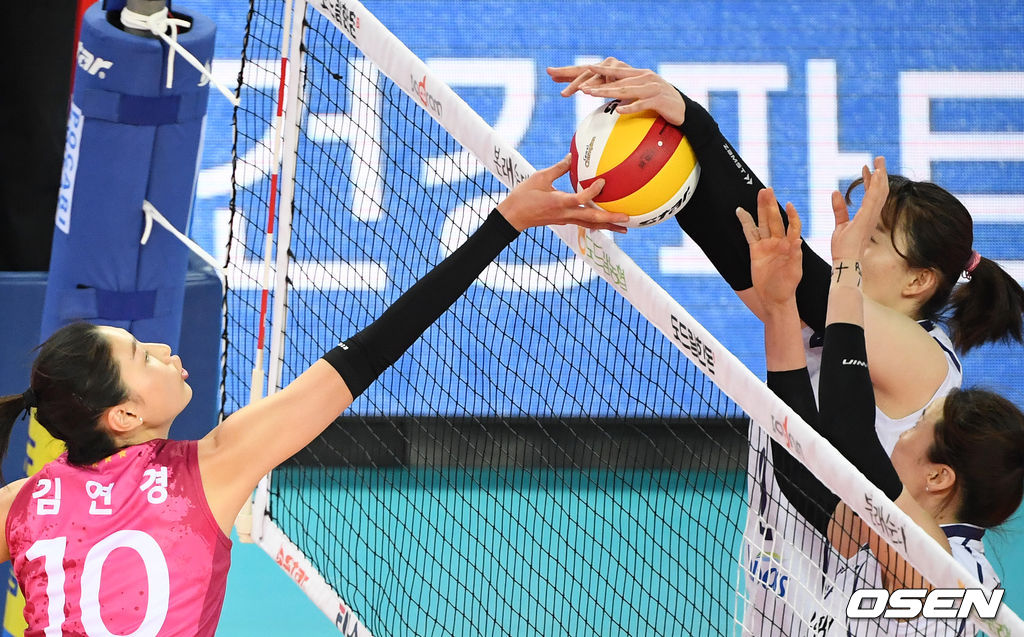 흥국생명 김연경이 도로공사 박정아와 볼을 다투고 있다. /jpenws@osen.co.kr