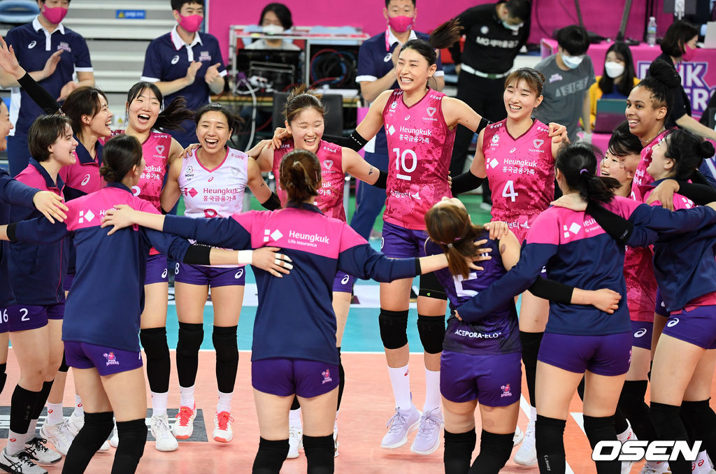 흥국생명 선수들이 승리를 기뻐하고 있다. /jpenws@osen.co.kr