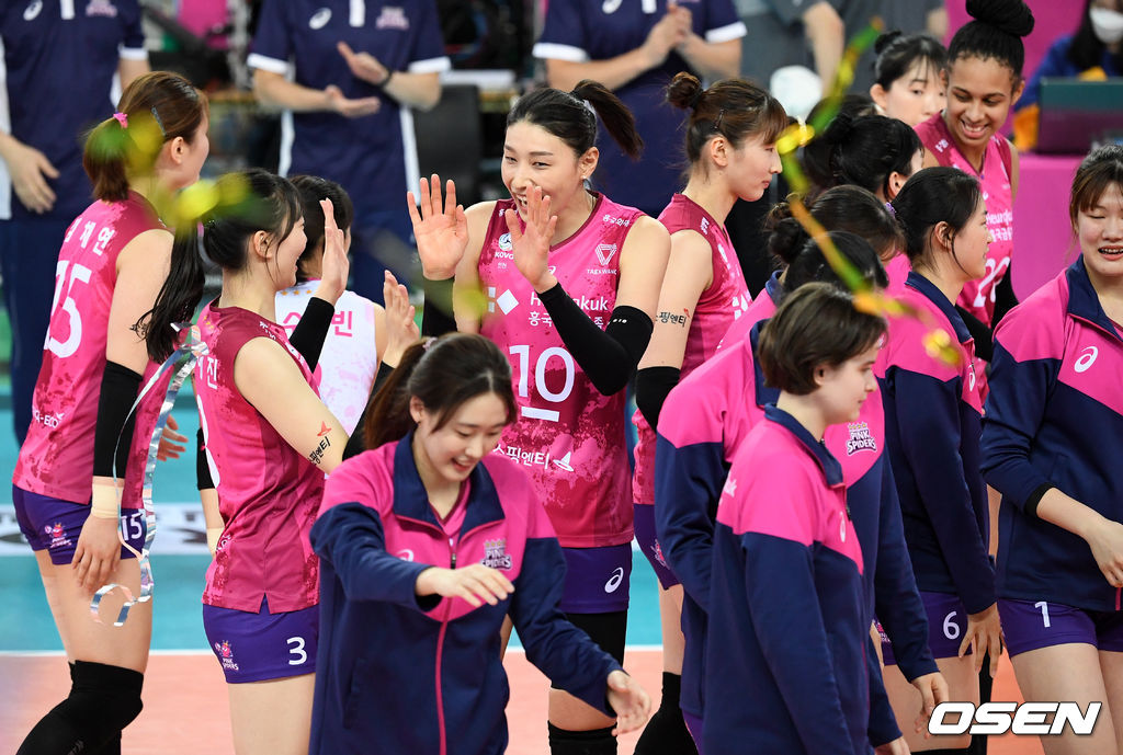 흥국생명 선수들이 승리를 기뻐하고 있다. /jpenws@osen.co.kr