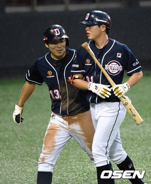 29일 오후 서울 잠실야구장에서 ‘2020 신한은행 SOL KBO 리그’ LG 트윈스와 두산 베어스의 경기가 열렸다.2회초 1사 2루에서 두산 정수빈이 우월 투런 홈런을 치고 허경민의 축하를 받고 있다. /sunday@osen.co.kr