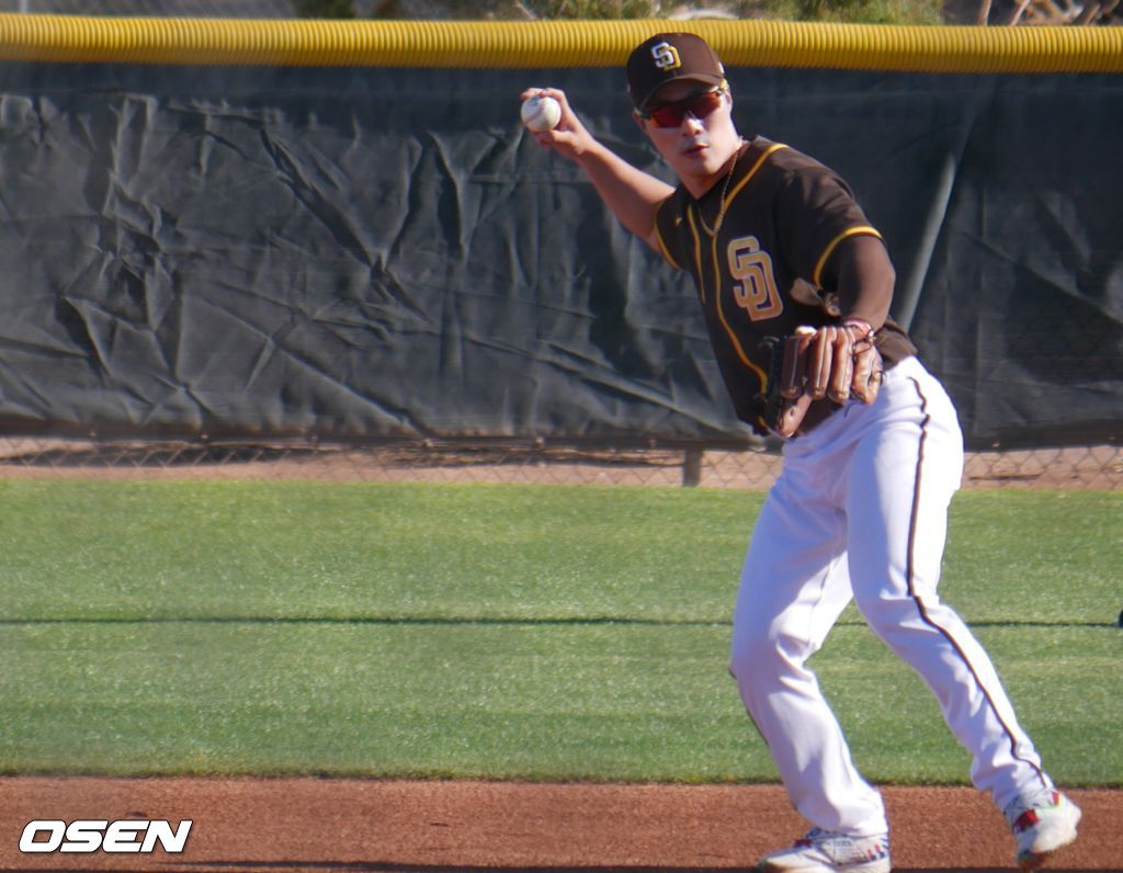 [OSEN=피오리아(미 애리조나주), 이사부 통신원] 샌디에이고의 김하성이 미국 애리조나주 피오리아의 스프링 캠프에서 훈련하고 있는 모습. /lsboo@osen.co.kr