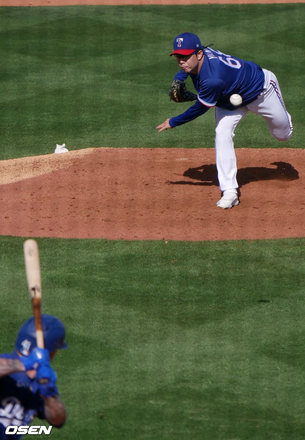 [OSEN=서프라이즈(미 애리조나주), 이사부 통신원] 텍사스 레인저스의 양현종이 8일(한국시간) 미국 애리조나주 서프라이즈에서 열린 LA 다저스와의 시범경기에서 힘차게 공을 던지고 있다. /lsboo@osen.co.kr