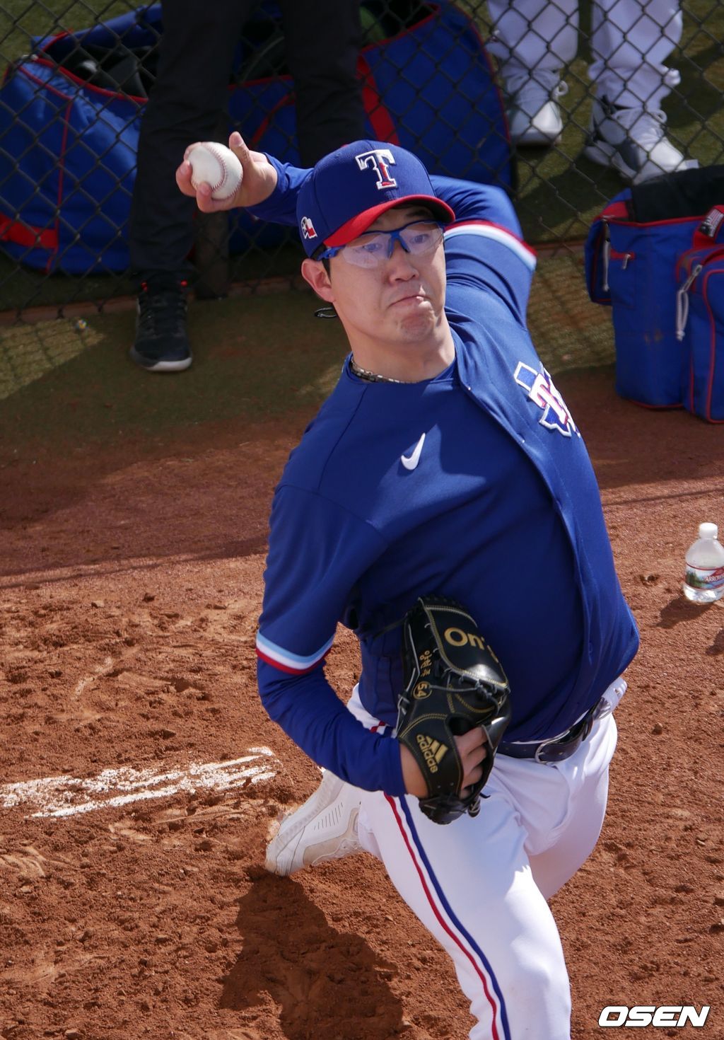 [OSEN=서프라이즈(미 애리조나주), 이사부 통신원] 텍사스의 양현종이 8일(한국시간) 미국 애리조나주 서프라이즈 스타디움에서 벌어진 LA 다저스와의 시범경기 도중 불펜에서 공을 던지며 등판 준비를 하고 있다. /lsboo@osen.co.kr