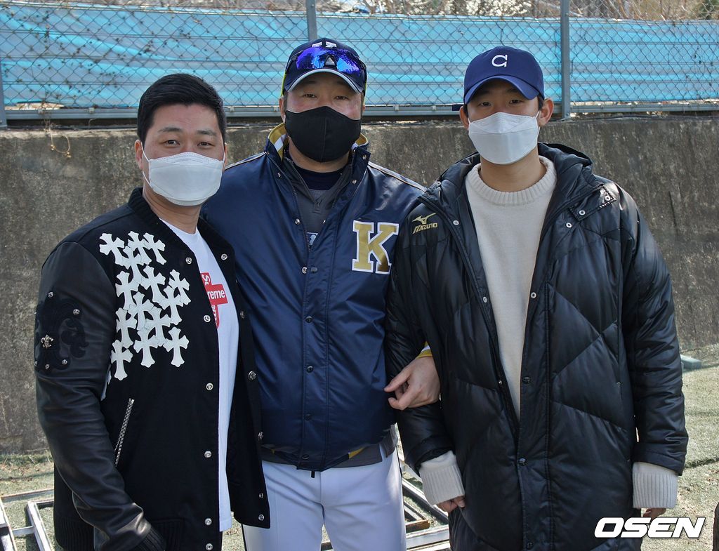 오승환(왼쪽부터), 박성훈 경북고 투수 코치, 김대우 /what@osen.co.kr