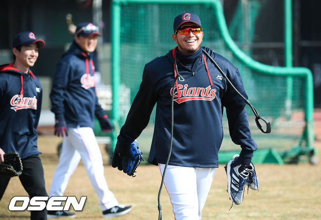 롯데 프랑코가 미소 지으며 그라운드로 나서고 있다.  / soul1014@osen.co.kr