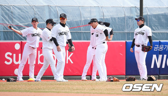 경기 앞서 SSG 선수들이 스트레칭을 하고 있다.   / soul1014@osen.co.kr