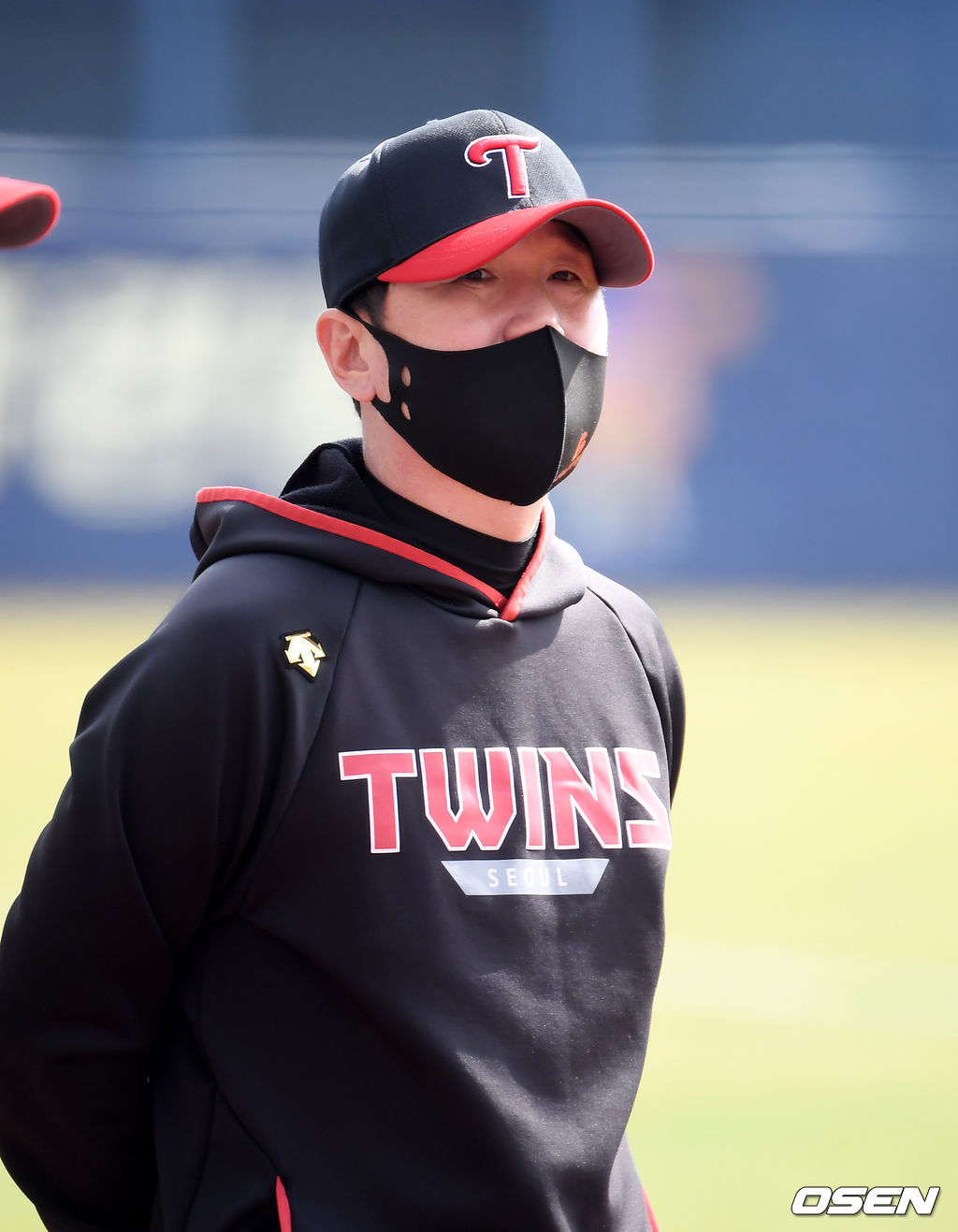 LG 류지현 감독이 훈련 중인 선수들을 지켜보고 있다. /cej@osen.co.kr