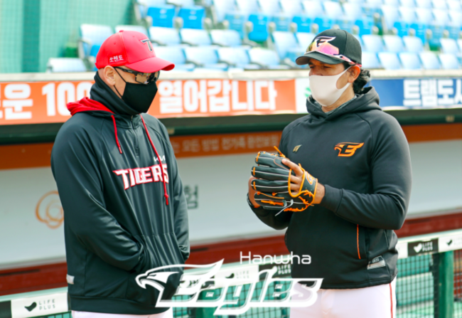 [사진] 윌리엄스 감독과 수베로 감독(왼쪽부터) /한화 이글스 제공