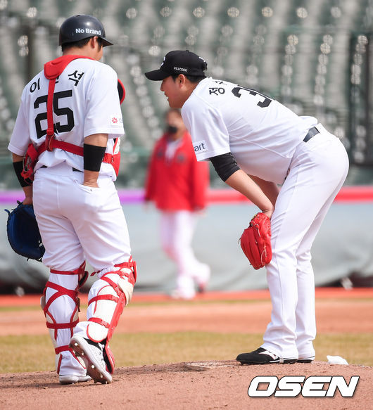 2회말 SSG 선발투수 정수민이 통증을 호소하고 있다.  / soul1014@osen.co.kr