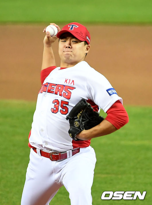 1회초 KIA 장현식이 역투하고 있다. /youngrae@osen.co.kr 