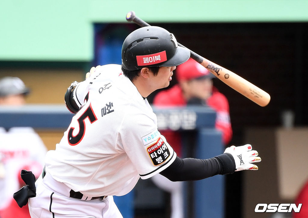 KT 위즈와 두산 베어스가 1일 울산 문수야구장에서 연습경기를 가졌다.4회말 1사 3루에서 KT 문상철이 적시타를 치고 있다. /sunday@osen.co.kr