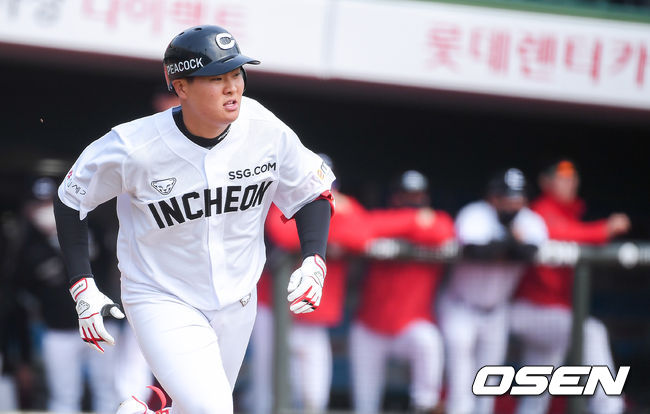 2회초 2사 SSG 고명준이 안타를 날리고 베이스를 질주하고 있다 .  / soul1014@osen.co.kr