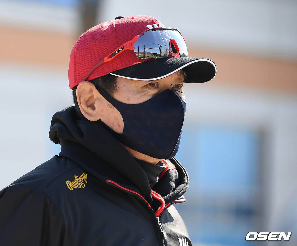 KT 이강철 감독이 훈련을 지켜보고 있다. /youngrae@osen.co.kr