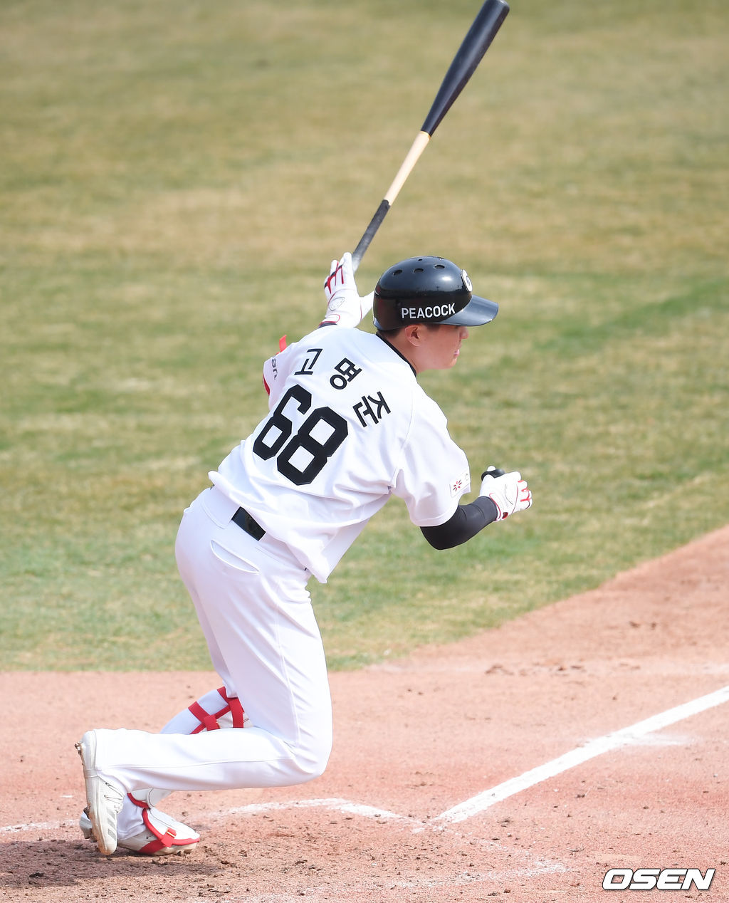 4회초 무사 1루 SSG 고명준이 안타를 날리고 있다. / soul1014@osen.co.kr