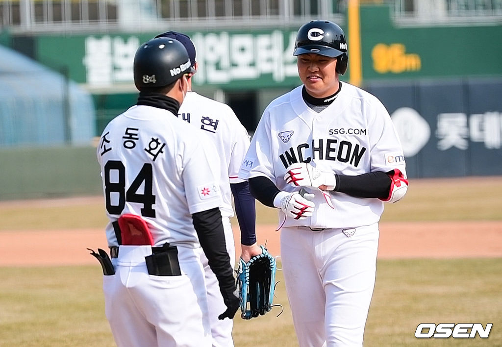 9일 오후 부산 사직구장에서 롯데 자이언츠와 SSG 랜더스의 연습경기가 진행됐다.6회초 2사 1루 SSG 고명준이 안타를 날리고 미소 짓고 있다. 올시즌 고졸신인 고명준은 이날 현재까지 3타수 3안타를 기록하고 있다. / soul1014@osen.co.kr