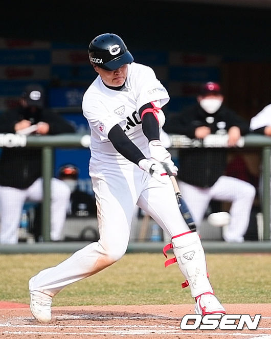 9일 오후 부산 사직구장에서 롯데 자이언츠와 SSG 랜더스의 연습경기가 진행됐다.6회초 2사 1루 SSG 고명준이 안타를 날리고 있다. 올시즌 고졸신인 고명준은 이날 현재까지 3타수 3안타를 기록하고 있다. / soul1014@osen.co.kr