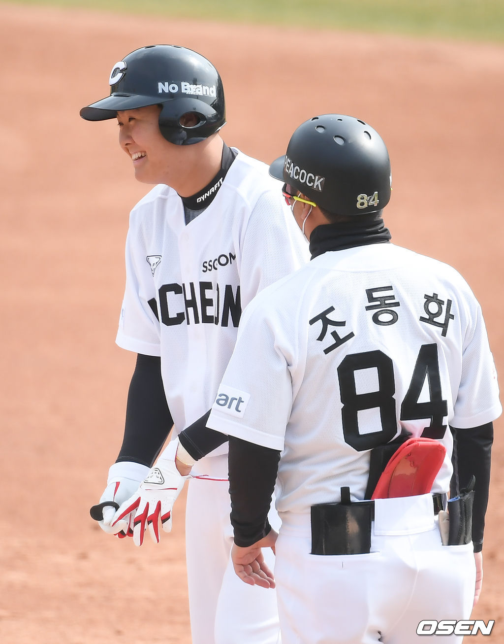 4회초 무사 1루 SSG 고명준이 안타를 날린뒤 미소 짓고 있다. / soul1014@osen.co.kr