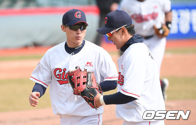 4회초 1사 1,3루 SSG 이현석의 병살타로 위기를 넘긴 롯데 강로한 2루수와 김민수 1루수가 하이파이비를 하며 더그아웃으로 들어가고 있다. / soul1014@osen.co.kr