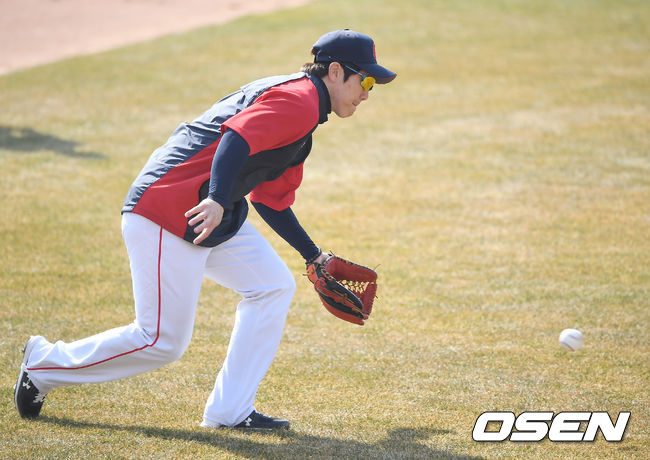 롯데 자이언츠가 20일 부산 사직야구장에서 2021시즌을 준비하는 스프링캠프를 차리고 담금질에 나섰다.오윤석이 내야 펑고를 받고 있다. /youngrae@osen.co.kr