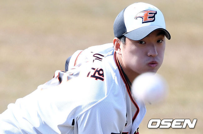 한화 김이환이 캐치볼을 하고 있다. /sunday@osen.co.kr