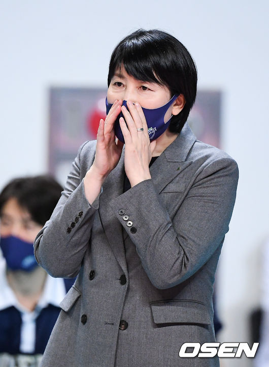 2세트 현대건설 이도희 감독이 작전 지시를 하고 있다. / soul1014@osen.co.kr