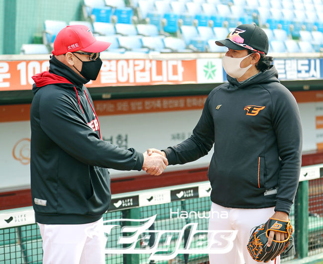 [사진] 윌리엄스 KIA 감독과 수베로 한화 감독(왼쪽부터) /한화 이글스 제공