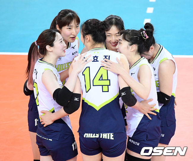 9일 오후 인천 계양체육관에서 ‘2020-2021 도드람 V-리그’ 여자부 흥국생명과 현대건설의 경기가 열렸다.1세트 득점에 성공한 현대건설 선수들이 환호하고 있다. /sunday@osen.co.kr