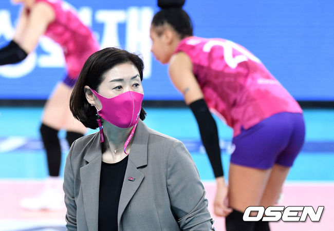 9일 오후 인천 계양체육관에서 ‘2020-2021 도드람 V-리그’ 여자부 흥국생명과 현대건설의 경기가 열렸다.2세트 흥국생명 박미희 감독이 작전을 지시하고 있다. /sunday@osen.co.kr