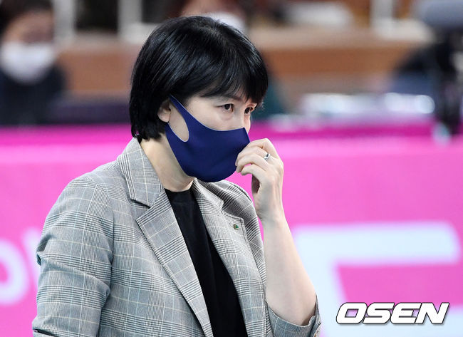 9일 오후 인천 계양체육관에서 ‘2020-2021 도드람 V-리그’ 여자부 흥국생명과 현대건설의 경기가 열렸다.3세트 현대건설 이도희 감독이 경기를 바라보고있다. /sunday@osen.co.kr