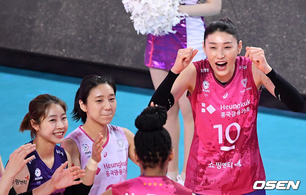 흥국생명 김연경이 경기 시작에 앞서 동료를 향해 파이팅을 외치고 있다. /sunday@osen.co.kr