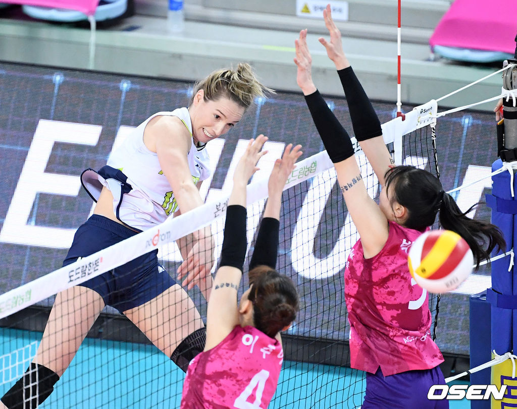 2세트 반격에 나선 현대건설 루소가 흥국생명의 블로킹 벽을 피해 공격을 시도하고 있다. /sunday@osen.co.kr