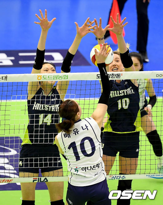 23일 오후 수원 수원실내체육관에서 ‘도드람 2020-2021 V-리그’ 현대건설 힐스테이트와 한국도로공사 하이패스의 경기가 열렸다. 1세트 현대건설 루소와 양효진이 도로공사 배유나의 강타를 블로킹을 하고 있다./ksl0919@osen.co.kr