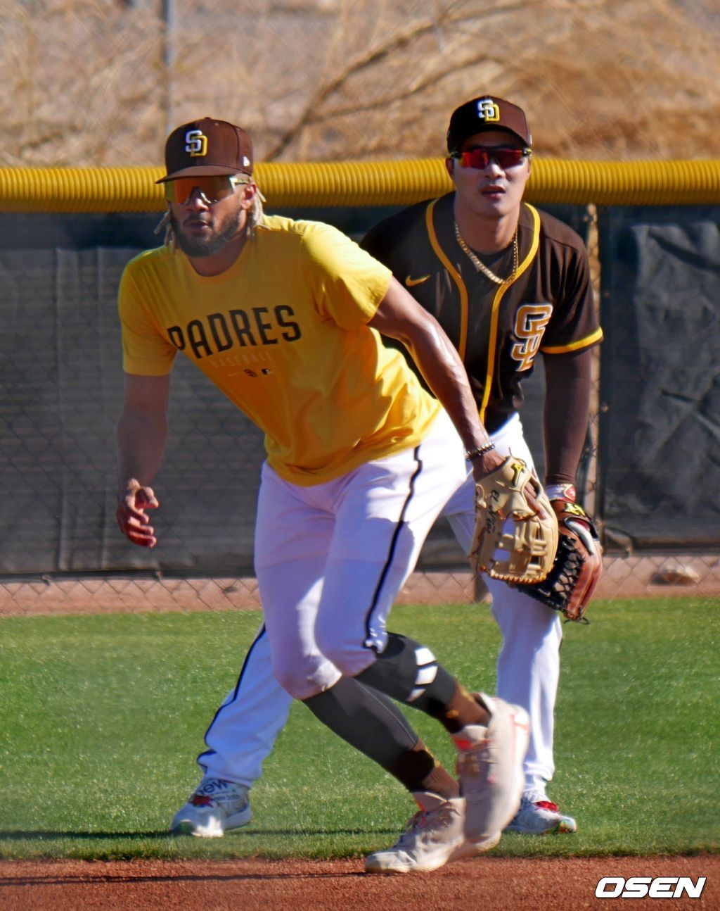 [OSEN=피오리아(미 애리조나주), 이사부 통신원] 샌디에이고의 김하성(뒤)과 미국 애리조나 피오리아의 스프링 캠프에서 수비 훈련 중인 페르난도 타티스 주니어. /lsboo@osen.co.kr