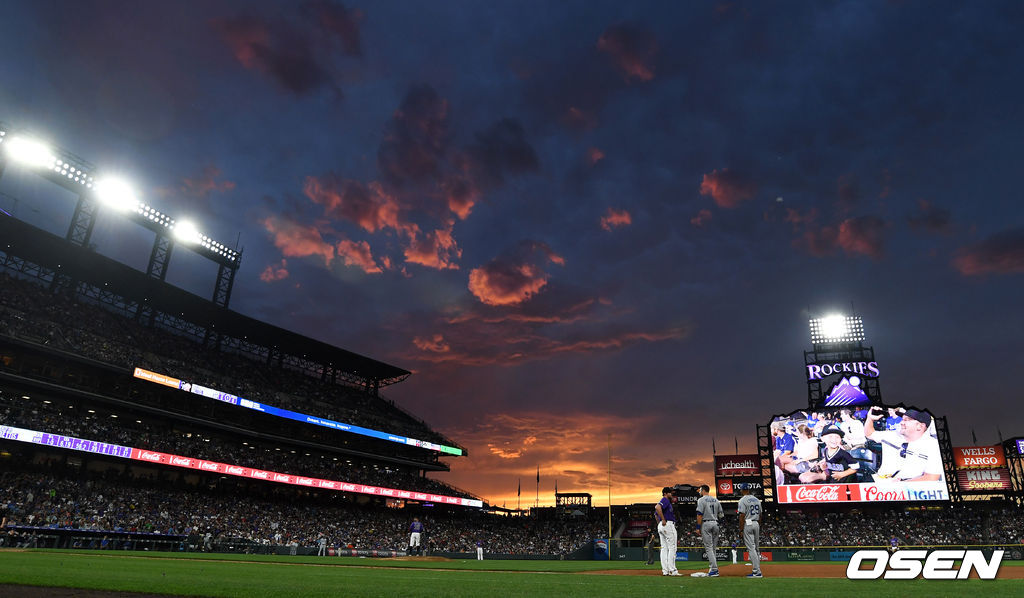 쿠어스필드에 뒤로 아름다운 노을이 붉게 물들어가고 있다. /jpnews@osen.co.kr