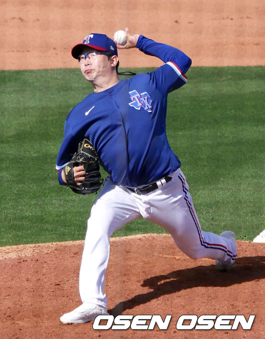 [OSEN=서프라이즈(미 애리조나주), 이사부 통신원] 양현종이 8일 LA 다저스와의 시범경기에 구원등판해 힘차게 볼을 뿌리고 있다. /lsboo@osen.co.kr