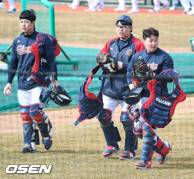 롯데 강태율과 지시완, 정보근이 불펜으로 이동하고 있다.  / soul1014@osen.co.kr