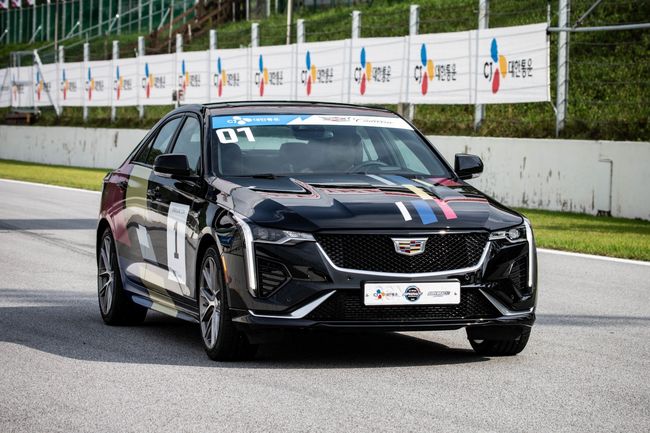 2021 CJ대한통운 슈퍼레이스 챔피언십의 신규 클래스로 참여해 레이스를 펼치게 될 캐딜락 CT4. 